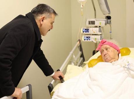 İçişleri Bakanı Çiftçi, ilkokul öğretmenini hastanede ziyaret etti