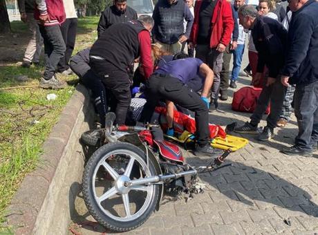 İki motosiklet çarpıştı, gençler yola savruldu! Feci kaza kamerada