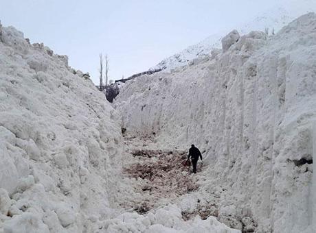 İlçede mart ayında 5 metrelik karla mücadele! Dev tüneller açıldı