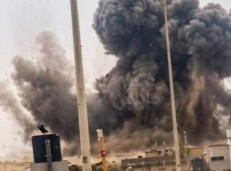 İran füzeleri İsrail'de sanayi bölgesini vurdu! Saldırı anları görüntülendi