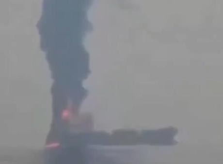 İran, Hürmüz Boğazı'nda bir petrol tankerini vurdu! İlk açıklama geldi