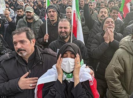 İran'da halk sokaklara indi! Hamaney'in ölümünden sonra neler yaşanıyor?