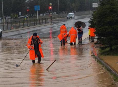 İstanbul'da sağanak yolları göle çevirdi! Yağışlar ne kadar sürecek? Kritik açıklama geldi
