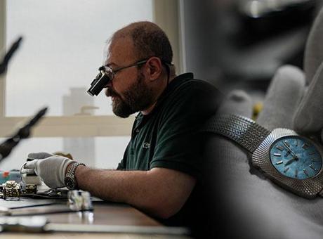 İzmir'de cerrahın sıra dışı tekniği! Her operasyon öncesi bunu yapıyor! İşte güçlü ellerinin sırı