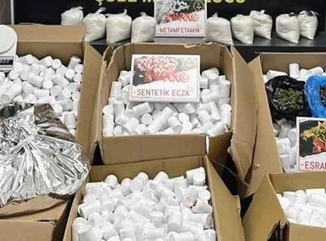 İzmir'de 'torbacı'lara dağıtılacak 366 bin 400 uyuşturucu hap ele geçirildi