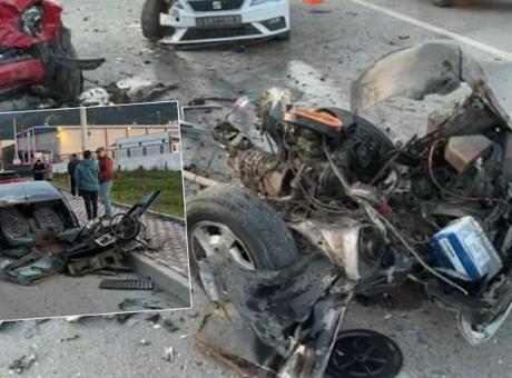 İzmir’de üç aracın karıştığı zincirleme kazada ortalık savaş alanına döndü: 3 yaralı