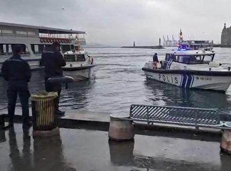 Kadıköy'de denizde erkek cesedi bulundu