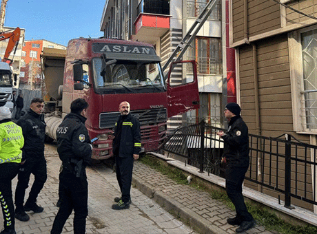 Kağıthane’de Yokuşta tehlikeli anlar! Kayan kamyon sürücüsünü bahçeye savurdu