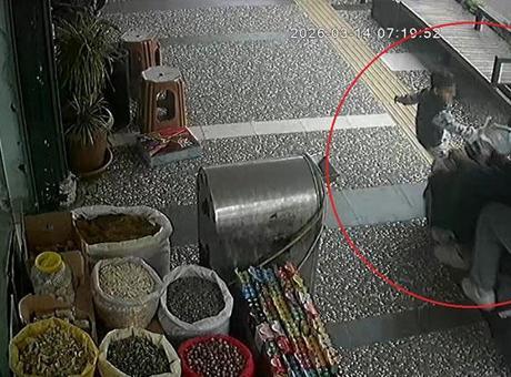 Kaldırımda dehşet! 5 yaşındaki çocuk ölümden döndü: Kaza anları kamerada