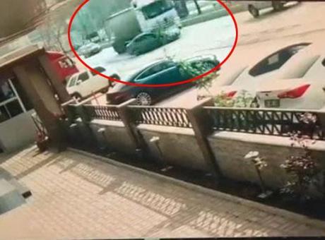 Kan donduran görüntü! TIR önüne aldığı otomobili metrelerce sürükledi