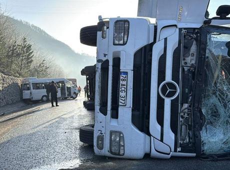 Karayolunda zincirleme kabus! Aynı güzergahta peş peşe 3 kaza: 10 yaralı
