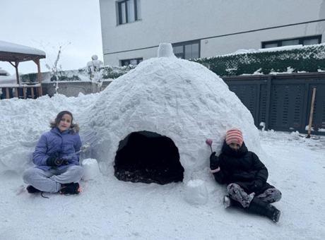 Kars’ta çocuklardan kardan ev: Bahçede Kuzey Kutbu hayali kurdular