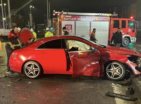 Kayseri'de feci kaza! Hafif ticari araç ile otomobil çarpıştı: 2 yaralı