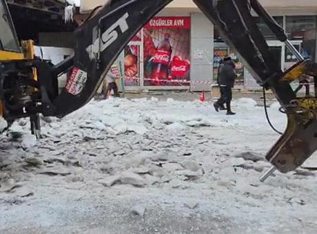 Kentte hayat durma noktasında! Yollardaki 20 santimlik but tabası iş makinesiyle temizleniyor