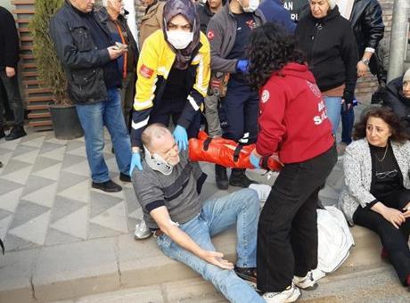 Kırmızı ışıkta duran araca çarptıktan sonra yayaların arasına daldı