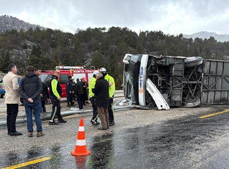 Konya'da feci kaza! Yolcu otobüsü devrildi, 2'si ağır 15 yaralı