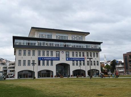 Kuşadası Belediyesiyle bağlantılı 'rüşvet' ve 'irtikap' soruşturması: 6 zanlı adliyede