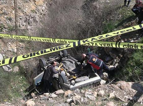Kütahya'da şarampole devrilen otomobildeki 2 kişi öldü