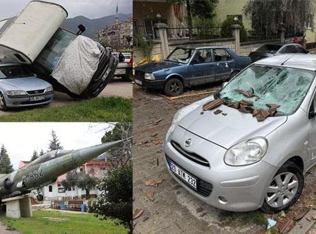 Kuvvetli rüzgar kenti savaş alanına çevirdi! Çatılar uçtu, ağaçlar devrildi