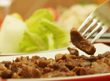 Mersin'de belediye aşevinde skandal! Dağıtılan kavurmadan 'yarış atı çipi' çıktı