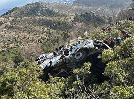 Mersin'de işçi servisi uçurumdan yuvarlandı! 3 ölü
