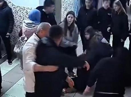 Milli halterciden okulda şiddet! Kız kardeşine akran zorbalığı yapan arkadaşlarını tekme tokat darbetti