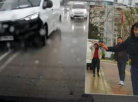 Minibüsten inip yol vermeyen sürücüye saldırdılar