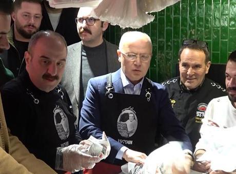 Mustafa Varank, Bursa'da geleneksel sahur programında vatandaşlarla bir araya geldi