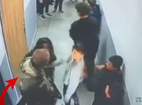 Okul koridorunda veli, kar topu attığını iddia ettiği 8 yaşındaki öğrenciyi darbetti