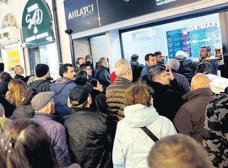 Piyasalar sallandı altına talep patladı