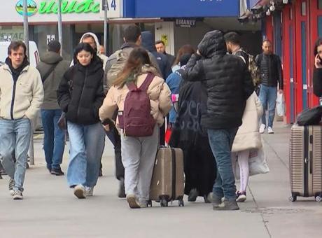 Saatler kaldı... Biletler kapış kapış satıldı! Otogarlarda bayram hareketi: 'Zor yer buldum'