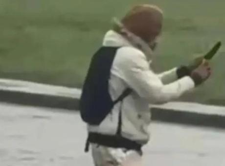 Sokakta dehşet anları! Eli bıçaklı saldırgan ortalığı kana buladı