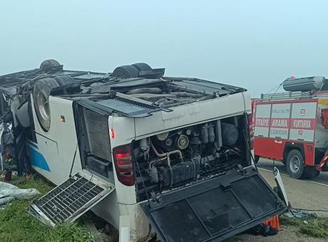 Son dakika: Adana'da yolcu otobüsü devrildi! Ölü ve yaralılar var