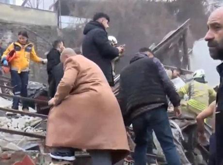 Son dakika... İstanbul Fatih'te bina çöktü