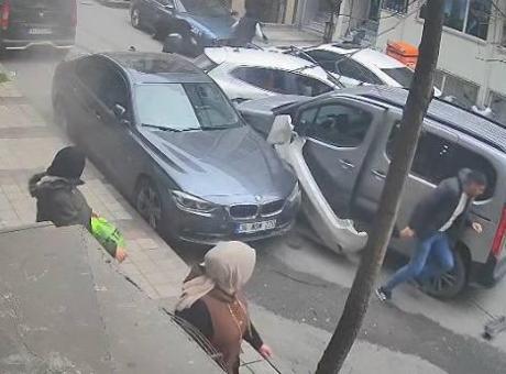 Sultangazi’de trafik kavgası kamerada! Tartışma kazaya dönüştü, 5 kişi araçtan inip kaçtı