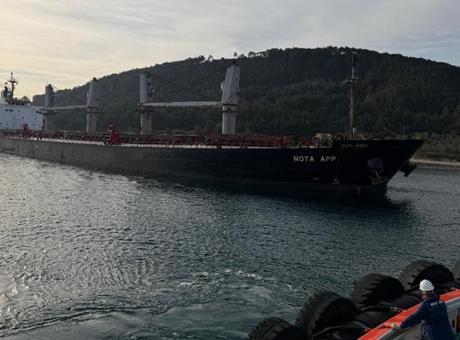 Tahıl yüklü 'NATO APP' gemisi Çanakkale Boğazı’nda karaya oturdu