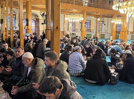 Tarihi camide yıllardır 'Ümmet İftarı' aynı sofrada buluşturuyor