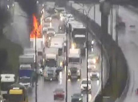 TEM’de korku dolu anlar! Seyir halindeki TIR küle döndü