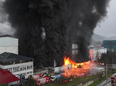 Trabzon’da fındık deposu alev alev yanıyor! Valilikten açıklama