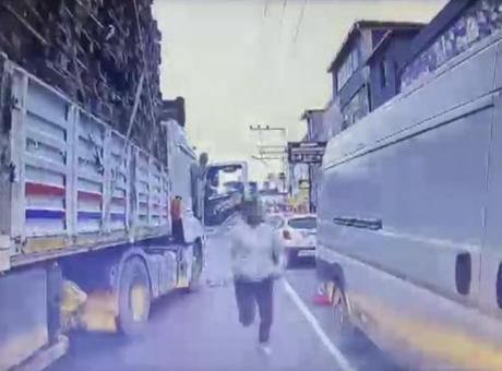 Trafikte dehşet! Baba-oğul TIR'dan indi, bıçak çekti: Tutuklandılar