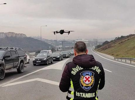 Trafikte ‘kaynak’ yapanlara havadan takip! Taralı alanı ihlal edenlere ceza yağdı