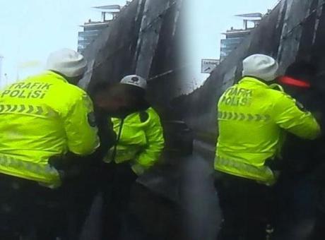 Trafikte korku dolu anlar! Polislerin yanına koşup yardım istedi: 10 saniyelik müdahale ile hayata döndüm