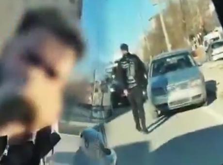 Trafikte öfke patlaması! Aracın camına yumruk attı, cezası ağır oldu