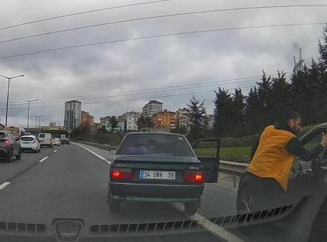 Trafikte skandal olay! Aracından indi, diğer araçtaki sürücüye tokat attı