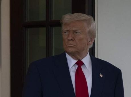 Trump'tan savaş devam ederken çarpıcı açıklama! 'İran teslim olmak üzere'