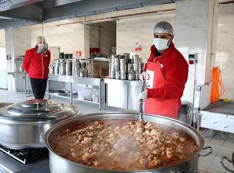 Türk Kızılay, Doğu'da yüzlerce aileye iftarda sıcak aş ulaştırıyor