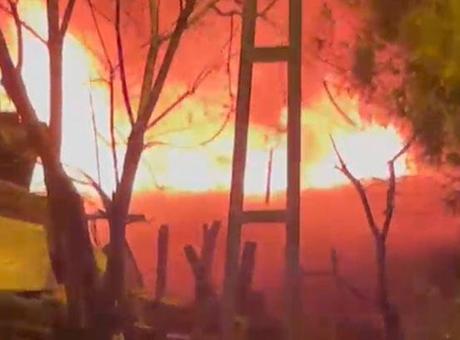 Tuzla'da 2 gecekondu alev alev yandı