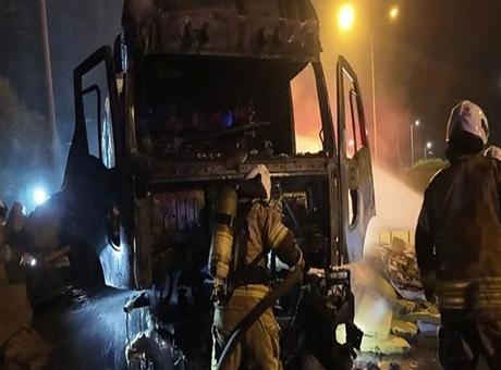 Tuzla'da park halindeki TIR alev alev yandı