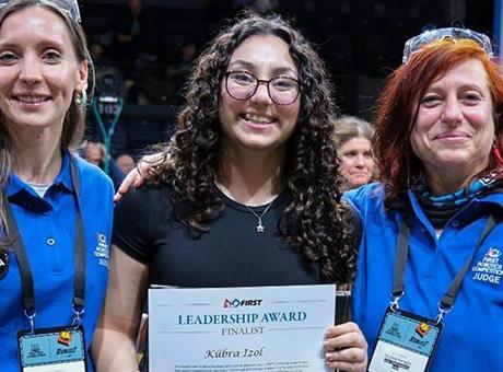 Uluslararası robotik yarışmasında Demirören MTAL öğrencisi Kübra İzol dünya birincisi oldu