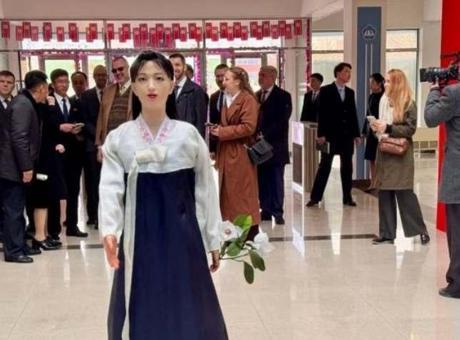 Üniversitede insansı robot! Öğretmenlerle işbirliği içinde çalışıyor